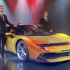 フェラーリ849テスタロッサ。スペッソット氏（向かって左）とロマニエッロ社長