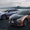 レクサス「RZ300e（手前）」、「RZ450e（奥）」