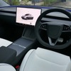 ウインカーやワイパーレバーさえ装備しないシンプルかつスマートなコックピットが、新たなカーライフへと誘う