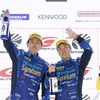 GT300クラス優勝を果たしたドライバー(左から、吉本大樹選手/河野駿佑選手)