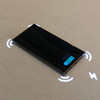 スマートフォンのワイヤレス充電を可能にする誘導充電ゾーンがカウンターに