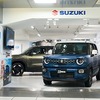 スズキ・クロスビー改良新型とeビターラを新幹線 浜松駅コンコースに展示