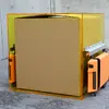 ロボットが荷物入りのパケットを持ち上げている様子