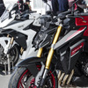 初公開「赤のS」と「白のGT」で『GSX-R』40周年を祝福！ スズキ工場にファン集結、MotoGPマシン「最後の咆哮」も 画像