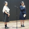 ラッピング部門最優秀賞：福嶋咲さん（向かって右）と谷口審査員