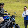 レスポンス宮崎壮人副編集長(左)とヤマハ発動機 設楽元文社長(右)