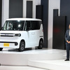 BYDの軽EV「ラッコ」とBYDオートジャパンの東福寺厚樹社長(ジャパンモビリティショー2025)