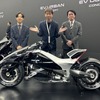 ホンダ EV OUTLIER Concept 開発者のふたりと筆者(中央)(ジャパンモビリティショー2025)