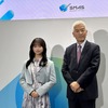 イメージキャラクターを務める影山優佳氏(左)住友三井オートサービス代表取締役社長・麻生浩司氏(右)