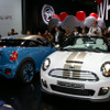 【フランクフルトモーターショー09ライブラリー】MINIロードスター、ケーキの中から登場