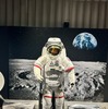 展示する宇宙服