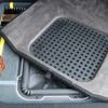 ラゲッジの中央部をカバーするプロテクションボードはサブウーファー部分に音抜け用の処理が施されている。