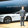 マツダ毛籠勝弘社長とMAZDA VISION X-COUPE（ジャパンモビリティショー2025）