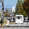 歩道を走る「Boule BaaS（ブールバース）」は歩行者信号を守って運行する