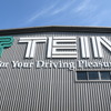 工業団地のなかでひときはめだつ『TEIN』のロゴ