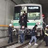 東京メトロ「異常時総合想定訓練」：車内の乗客の避難誘導