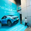 スマホを近づけると充電できる新型リーフの屋外広告が東京・渋谷に