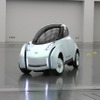 ランドグライダー、走行シーン。車体の傾きやフェンダーの移動に注目