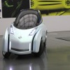 ランドグライダー、走行シーン。車体の傾きやフェンダーの移動に注目