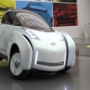 ランドグライダー、走行シーン。車体の傾きやフェンダーの移動に注目