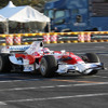 可夢偉選手がTF108をドライブ。F1マシンでもドリフトできるというところを披露した