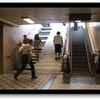 便利なエスカレーターを使う人を、どうやったら階段に誘導できるか