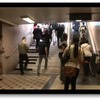 便利なエスカレーターを使う人を、どうやったら階段に誘導できるか