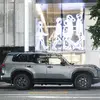 マットプロテクションフィルムを施工し、上品で落ち着いた存在感をまとったレクサス GX550。都会的な景色の中でもその品格が際立つ