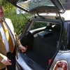 BMWとともにMINI Eの開発に当たったVattenfall社のイノベーションマネージャー、Clemens Fischer氏。MINI Eでは後席部分にバッテリーが搭載されているため、2人乗りだ。