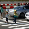 信号機のあるところで横断歩道の渡り方を練習する幼児たち。このような幼児向けの交通安全教室も社会貢献の一貫として定期的に行っている