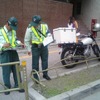 配達中のバイク便でも容赦なし（撮影＝中島みなみ）