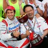日本GP、トゥルーリの準優勝（前列向かって右）を喜ぶ豊田社長（同左）