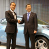 13日、日産と宮崎県はEV普及に向け協力することで合意した（志賀日産COOと東国原宮崎県知事、EVリーフの前で）