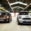 50周年記念モデル「MINI 50メイフェア」（左）と「MINI 50カムデン」（右）
