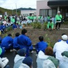 植樹方法の指導を受ける参加者（新城南工場）