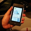 新型のユビキタス・コミュニケーター（UC）の画面に表示される車両接近アラート。UWBの利用により高精度の距離検出が可能