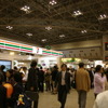通路まで来場客でぎっしりの会場風景