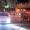 首都高速中央環状線で、警視庁の検問に呼び込まれる乗用車（撮影＝中島みなみ）