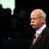 メルセデスのディーター・ツェッチェ会長（画面中央）