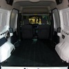 トランジット・コネクトの荷室内。敷居が低くフラットで、サスペンションの張り出しも最小限。商用車の鏡のようなラゲッジだ。