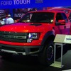 フォードのピックアップトラックの長寿モデルである「F150」バリエーションのひとつ「RAPTOR（ラプター）」。ボンネットの左右に明けられたエアインテークやグリルと一体化されたフォードロゴ、フェンダー上のエアアウトレットがやけにスポーティでカッコいい。