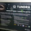 荷室にはグリルチキンやビールサーバーが備わり即席バーベキューが可能。エンターテインメントを望む向きのために、サウンドシステムと42インチの液晶ディスプレイも備わる。