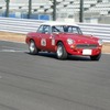 サーキットを駆け抜ける1965年式MGB