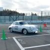 タイムトライアルのスタートを切るポルシェ356SC