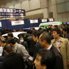 EV展示コーナーは展示車両が見えないほどの人だかり