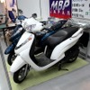 中国製をEVテックジャパンが改良し販売する電動スクーター。鉛電池＋インホイールモーターの50cc登録。12.8万円という低価格が魅力だ