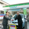 左からファミリーマートの加藤利夫取締役、オリックス自動車レンタカー営業本部の古瀬泰弘副本部長