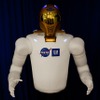 2社が共同開発したヒューマノイドロボットRobonaut2（通称：R2）