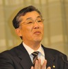 「踏めばとまります」と説明する横山裕行常務役員（撮影：中島みなみ）