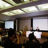 記者会見の様子（会見席左：佐々木副社長、右：豊田社長）